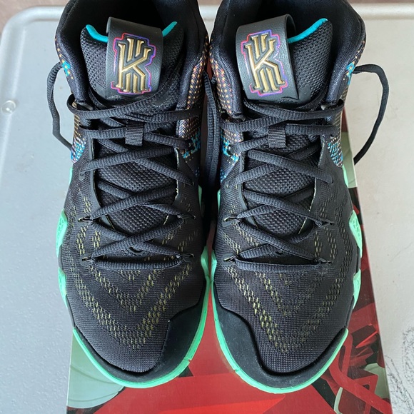 Kyries - Picture 2 of 7